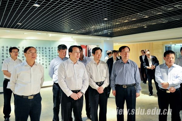 山东省委副书记龚正来山大调研指导工作